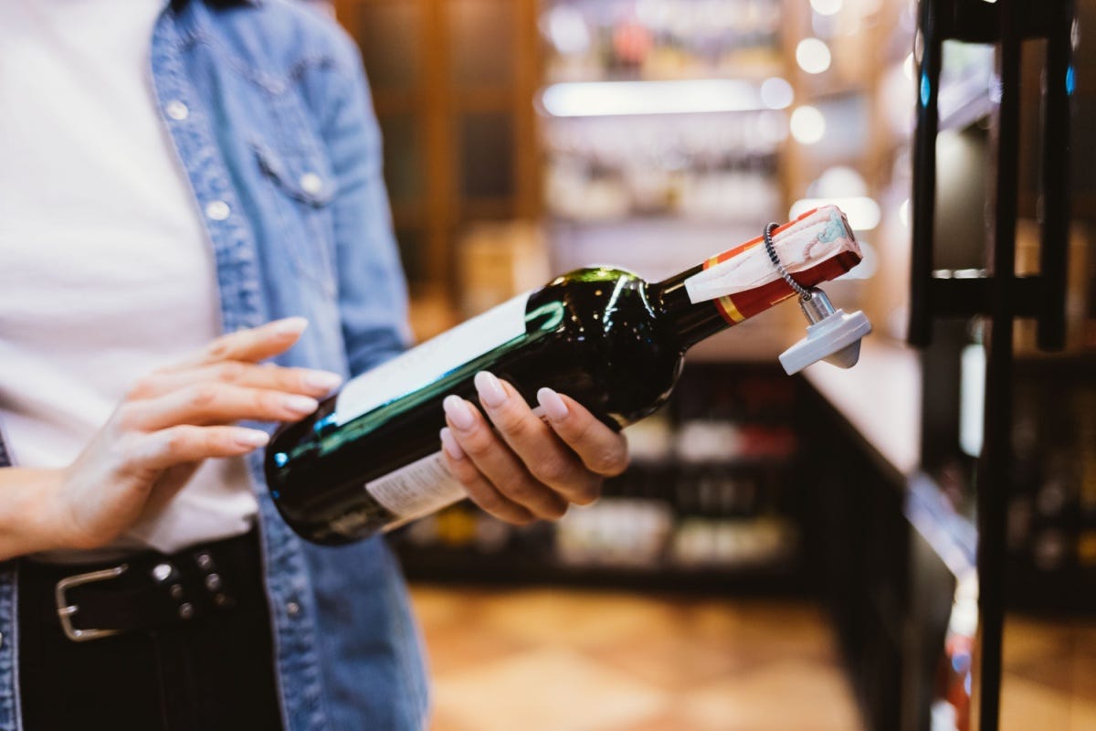 Lollobrigida salva le etichette del vino dal macero: altra proroga al regolamento Ue